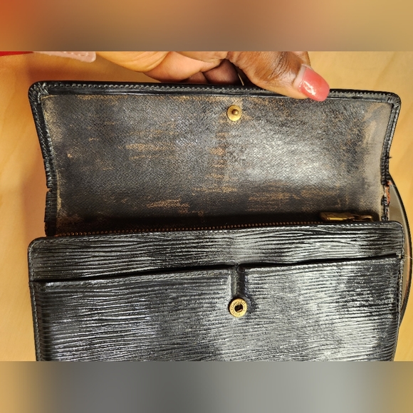 AUTHENTIC Louis Vuitton Epi leather Porte Tresor International wallet. Black. - Picture 7 of 12